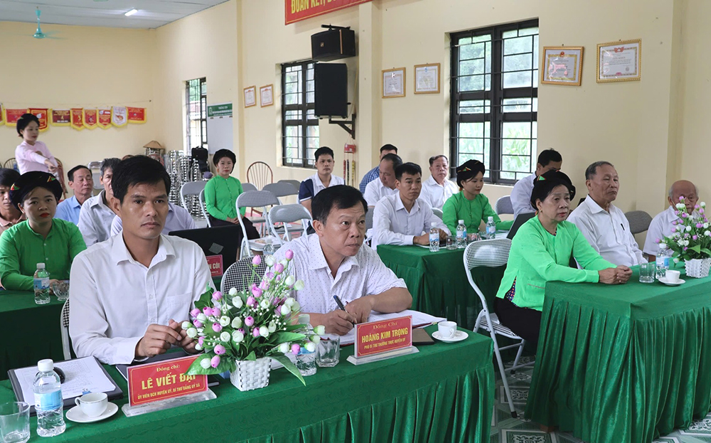 Các đồng chí lãnh đạo huyện Lục Yên, xã Lâm Thượng dự sinh hoạt chuyên đề tháng 5/2025 tại Chi bộ thôn Bản Muổi.